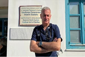 Σέριφος: Ο παιδίατρος που αποφάσισε να στηρίξει μόνιμα το νησί – «Δεν ήθελα να είμαι ακόμη ένας περαστικός»