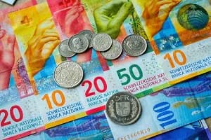 Ανυποχώρητοι οι Ελβετοί – Κατοχυρώνουν συνταγματικά την χρήση… μετρητών, καταργούν τον «φόρο γάμου»