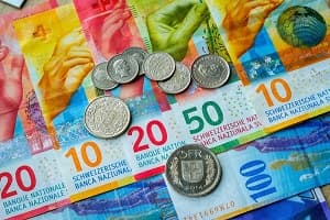 Ανυποχώρητοι οι Ελβετοί – Κατοχυρώνουν συνταγματικά την χρήση… μετρητών, καταργούν τον «φόρο γάμου»
