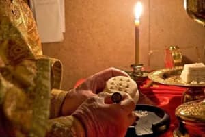 Τὸ Ἱερὸ Σαρανταλείτουργο, κατὰ τὴν διάρκεια τῆς νηστείας τῶν Χριστουγέννων, ὑπὲρ ὑγείας ζώντων καὶ ὑπὲρ ἀναπαύσεως τῶν κεκοιμημένων ἀδελφῶν μας