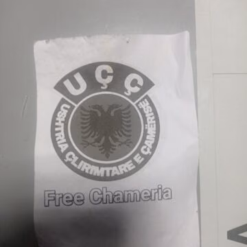 Γέμισαν με αλυτρωτικά φυλλάδια κεντρικό δρόμο στους Φιλιάτες – Προβληματισμός σε κατοίκους και αρχές