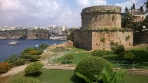 Το παλιό λιμάνι της Αττάλειας με τον Πύργο Hindirlik