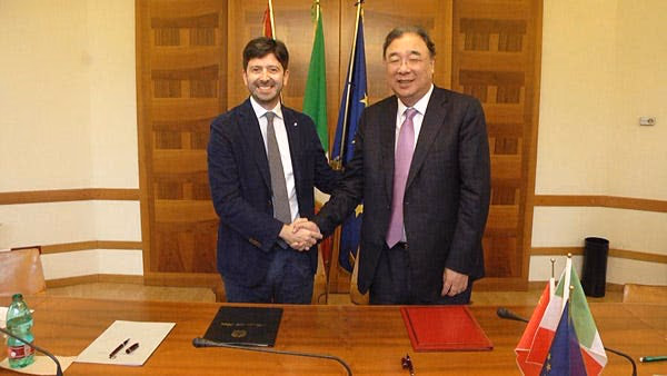 Foto > Italia-Cina, foto incontro tra i ministri della Salute Roberto  Speranza e Ma Xiaowei